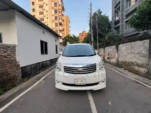 টয়োটা নোয়া ২০১২ পার্ল