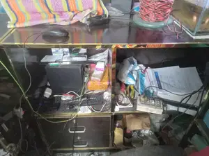 দোকানের আসবাবপত্র বিক্রি হবে