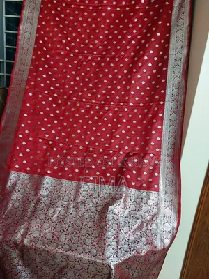 মারুন কাতান শাড়ি (বক্সসহ) – একদম নতুনের মতো