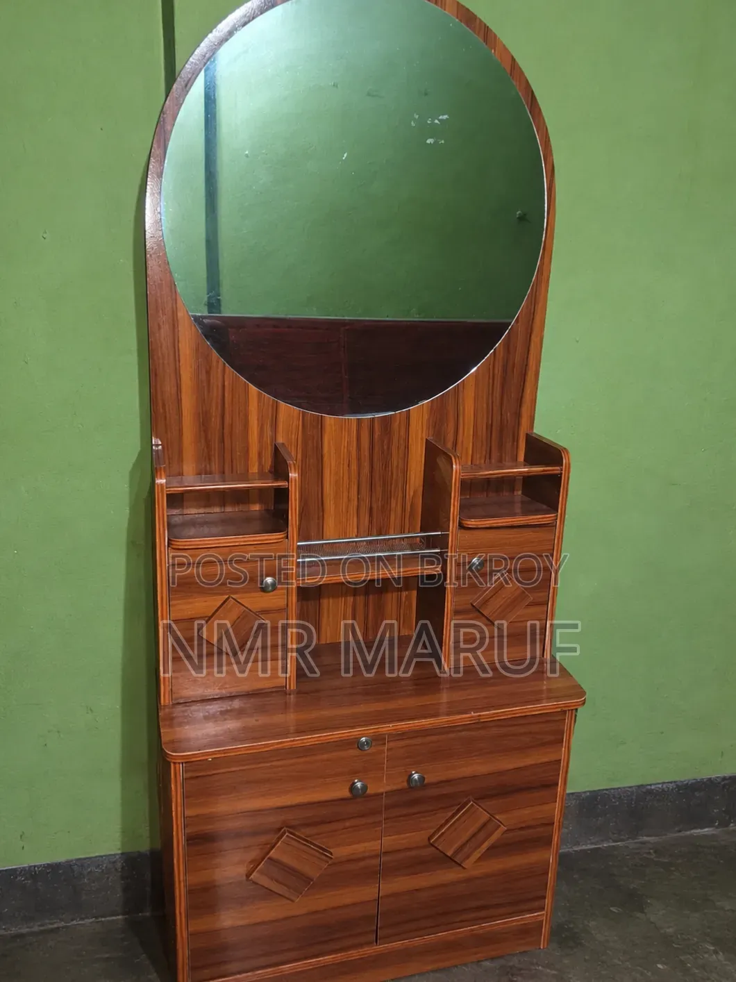 ড্রেসিং টেবিল