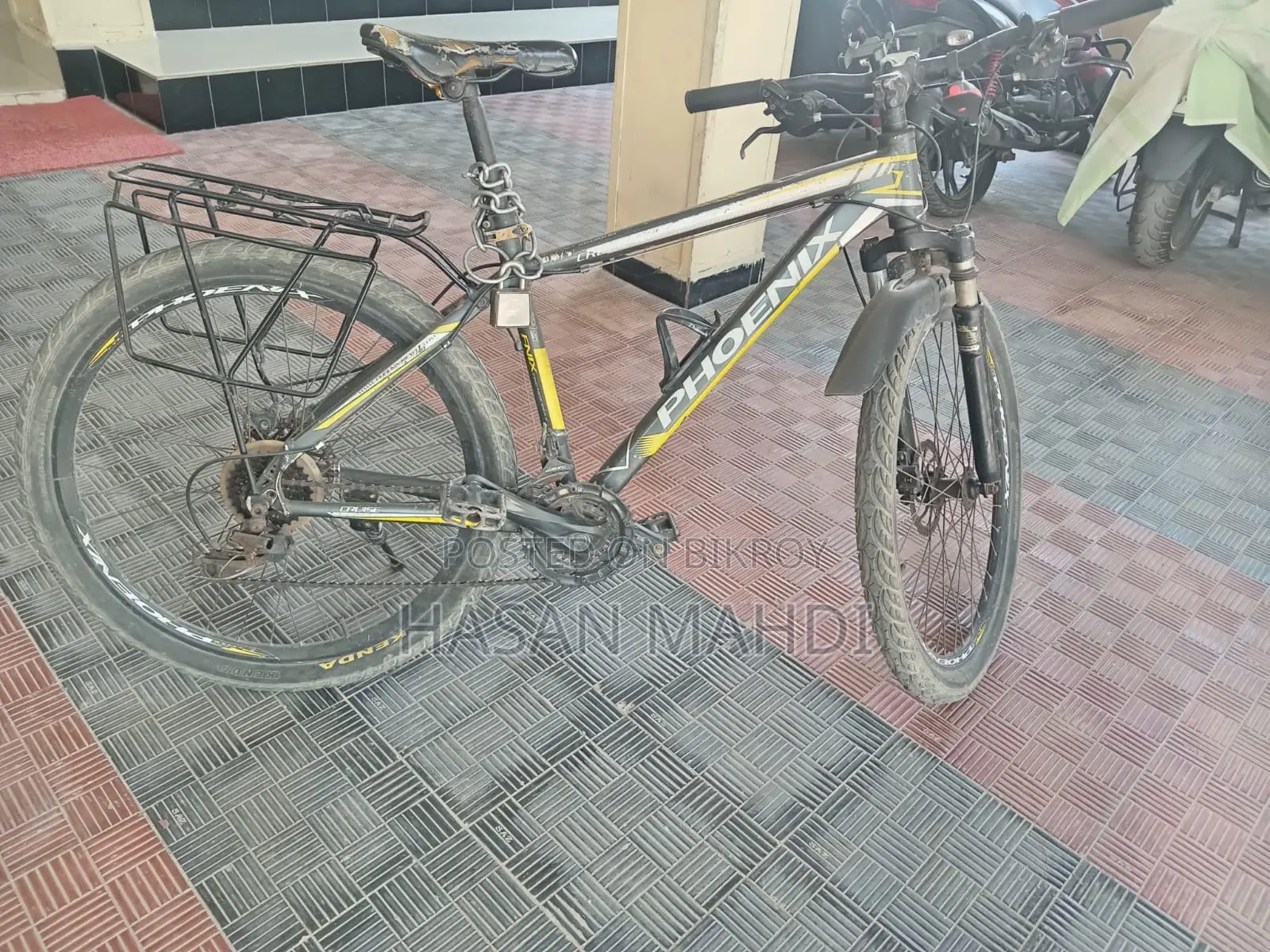 Phoenix সাইকেল বিক্রি হবে – কালো ও হলুদ, পেছনে ক্যারিয়ারসহ