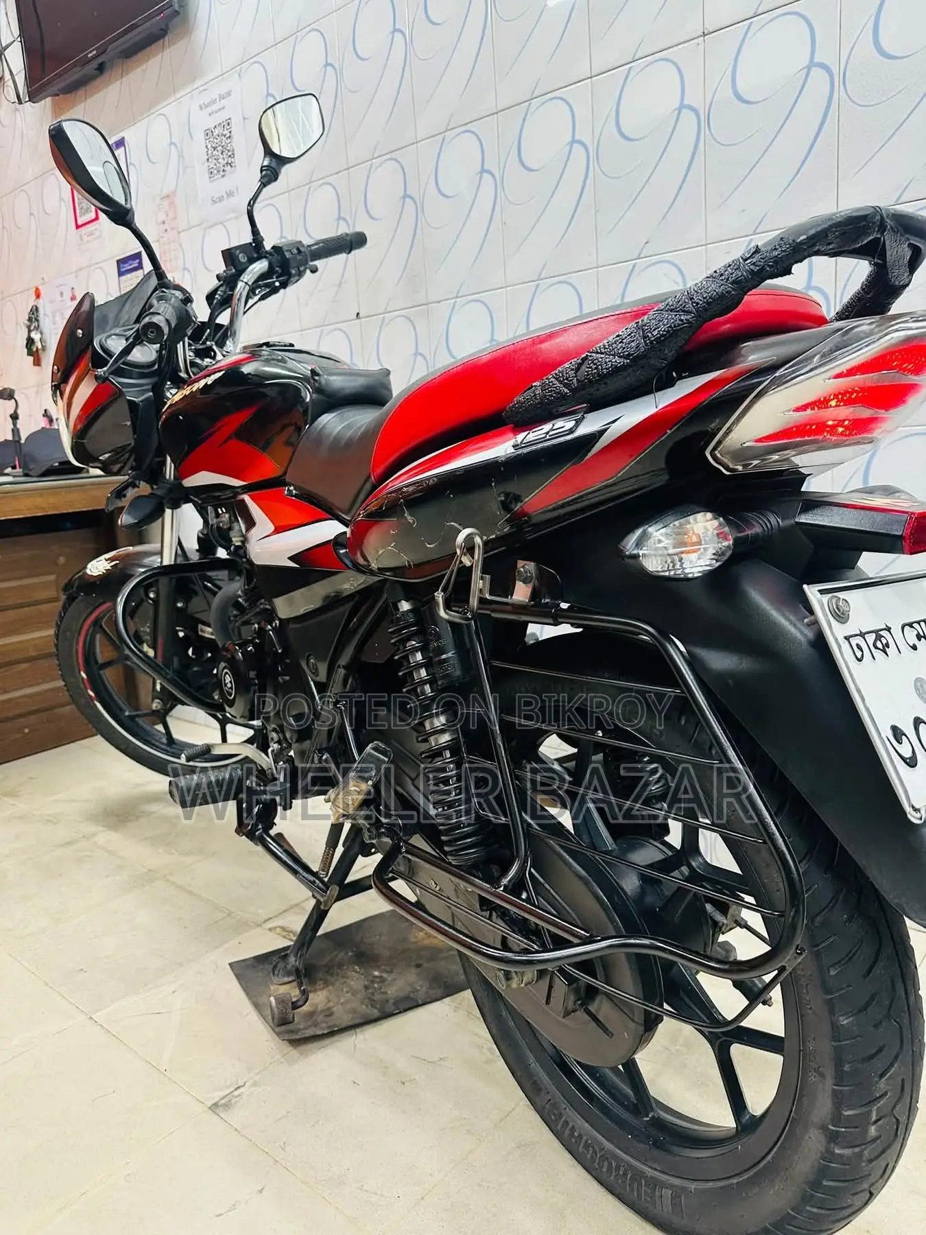 বাজাজ ডিসকভার ১২৫ ২০২৩ কালো