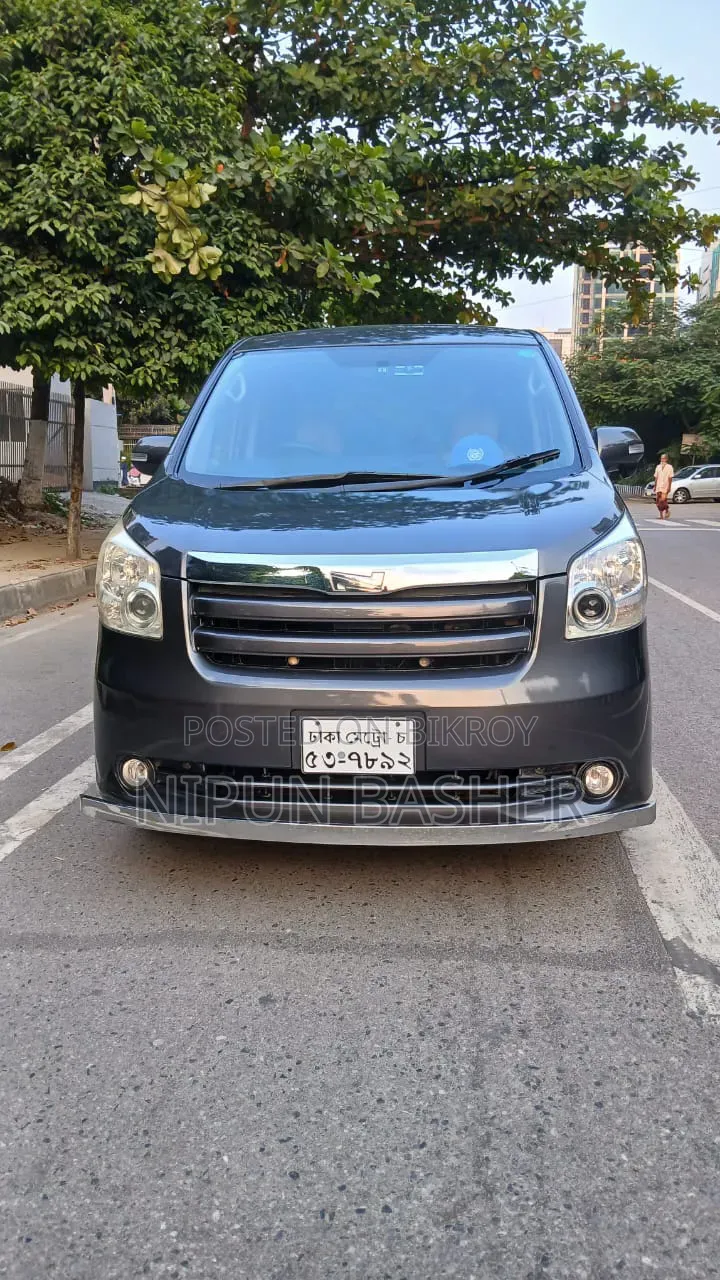 Toyota Noah 2008 Gray