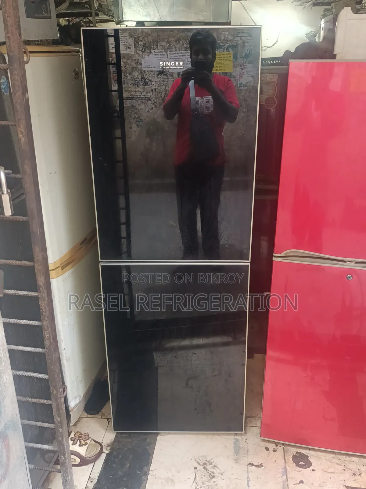 ১৬ রানিং সিঙ্গার কোম্পানির ফ্রিজ বিক্রি করা হবে।