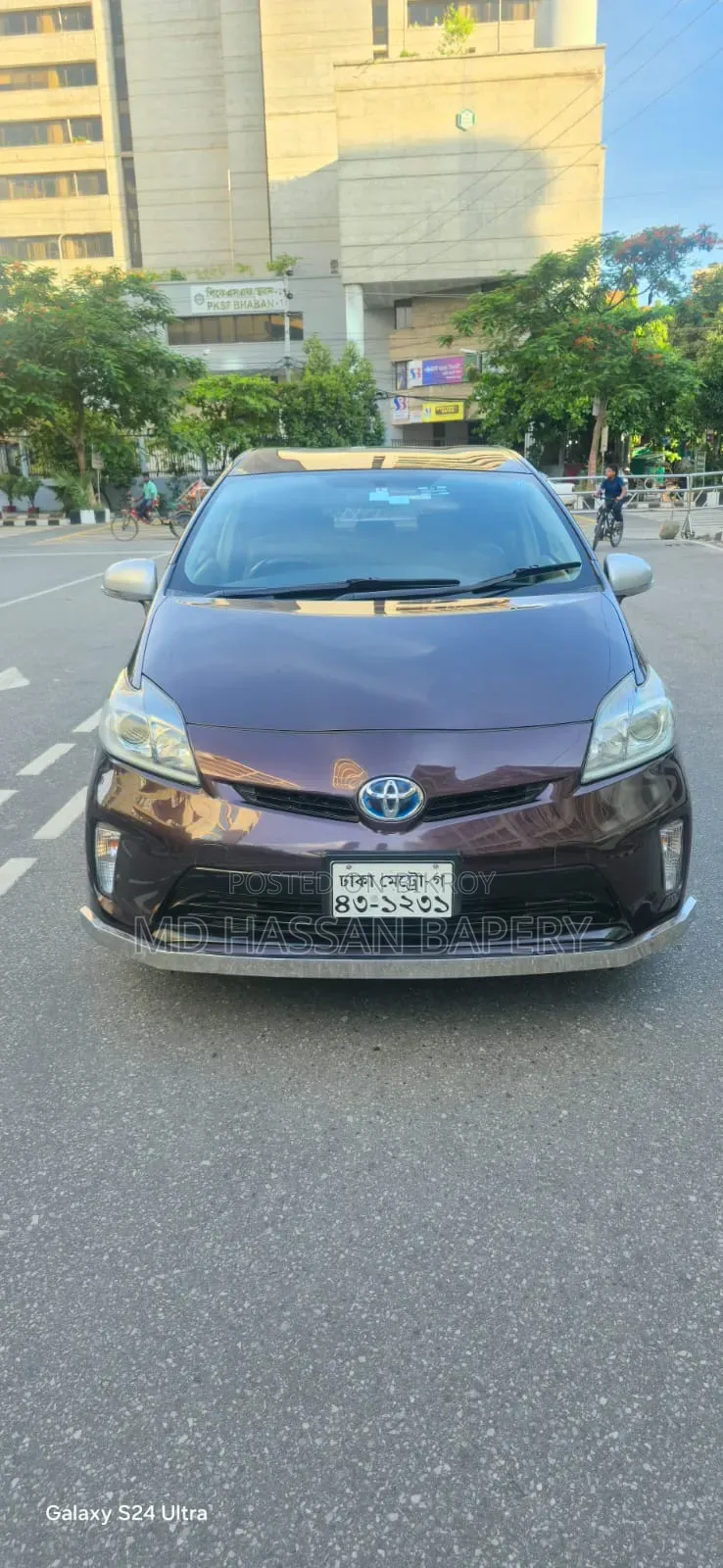 Toyota Prius Four 4-Door Hatchback (1.8L 4-cylinder gas/electric hybrid CVT)