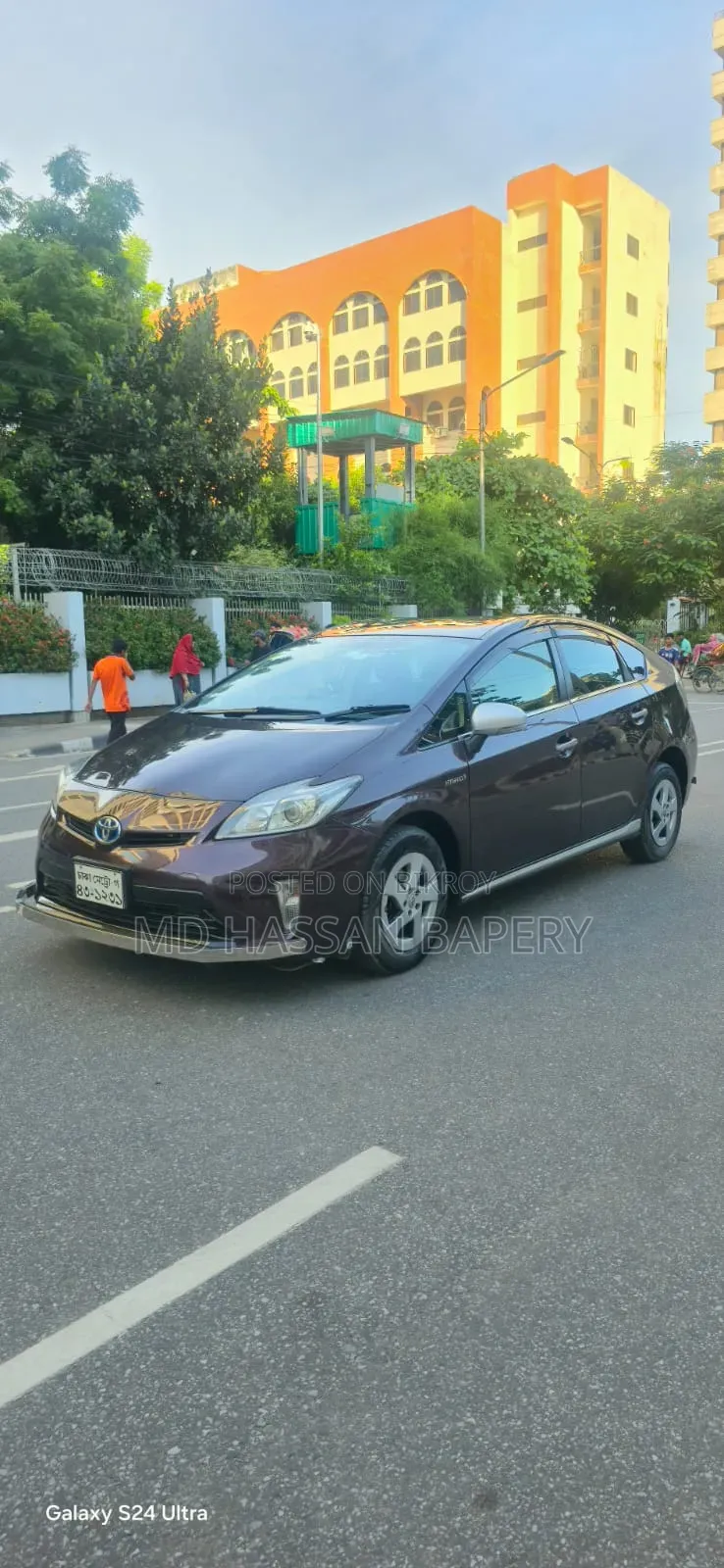 Toyota Prius Four 4-Door Hatchback (1.8L 4-cylinder gas/electric hybrid CVT)