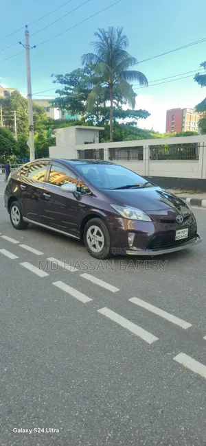 Toyota Prius Four 4-Door Hatchback (1.8L 4-cylinder gas/electric hybrid CVT)