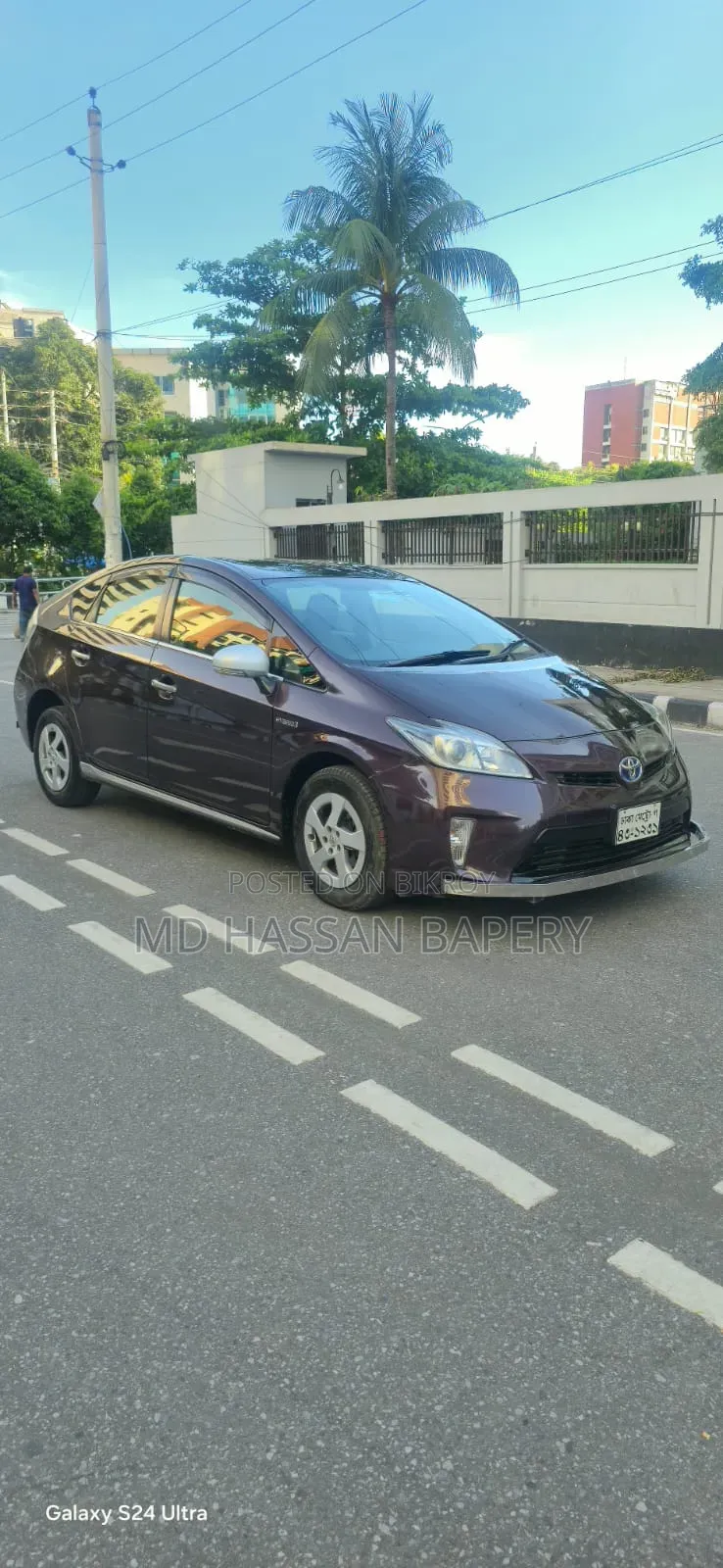 Toyota Prius Four 4-Door Hatchback (1.8L 4-cylinder gas/electric hybrid CVT)