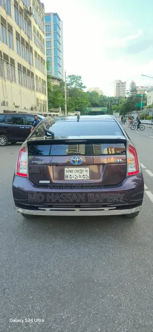 Toyota Prius Four 4-Door Hatchback (1.8L 4-cylinder gas/electric hybrid CVT)