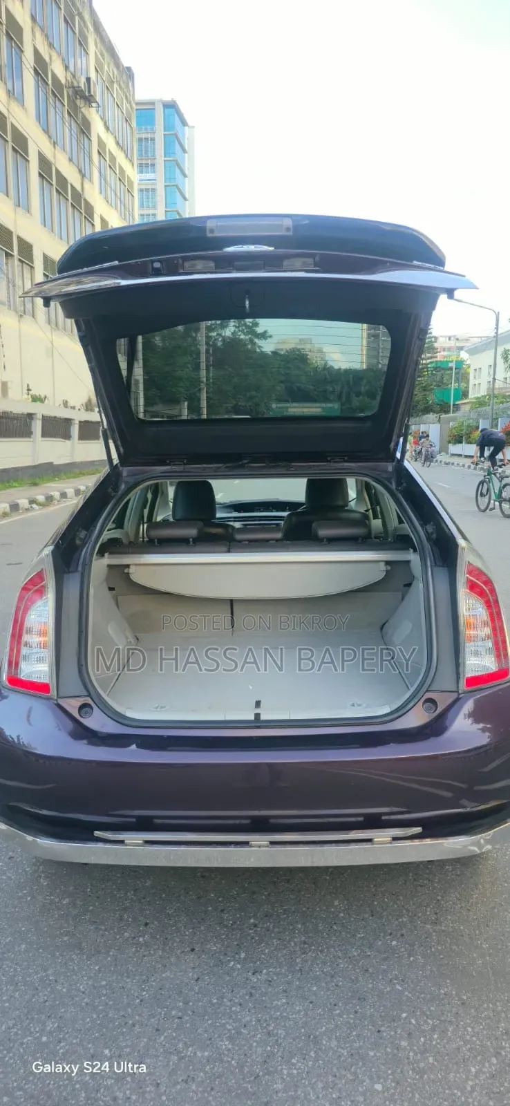 Toyota Prius Four 4-Door Hatchback (1.8L 4-cylinder gas/electric hybrid CVT)