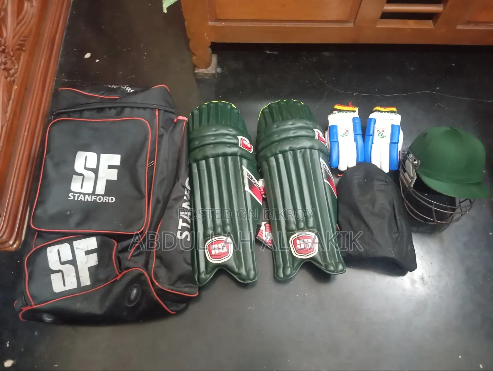 Cricket Set: Kitbag, Leg Pads, Thigh Pad, Helmet, Gloves