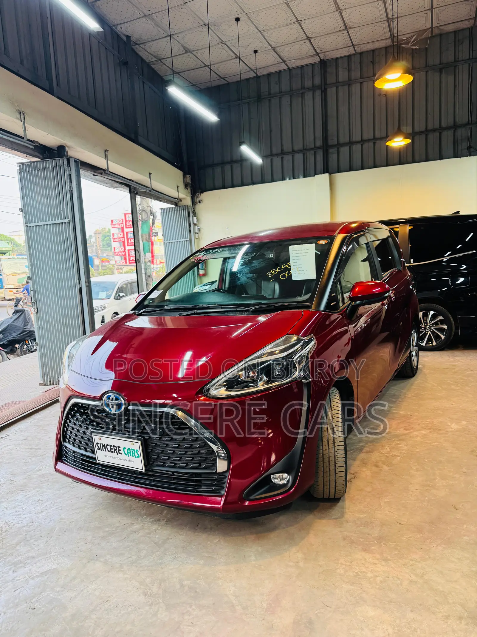 Toyota Sienta 2021 Red