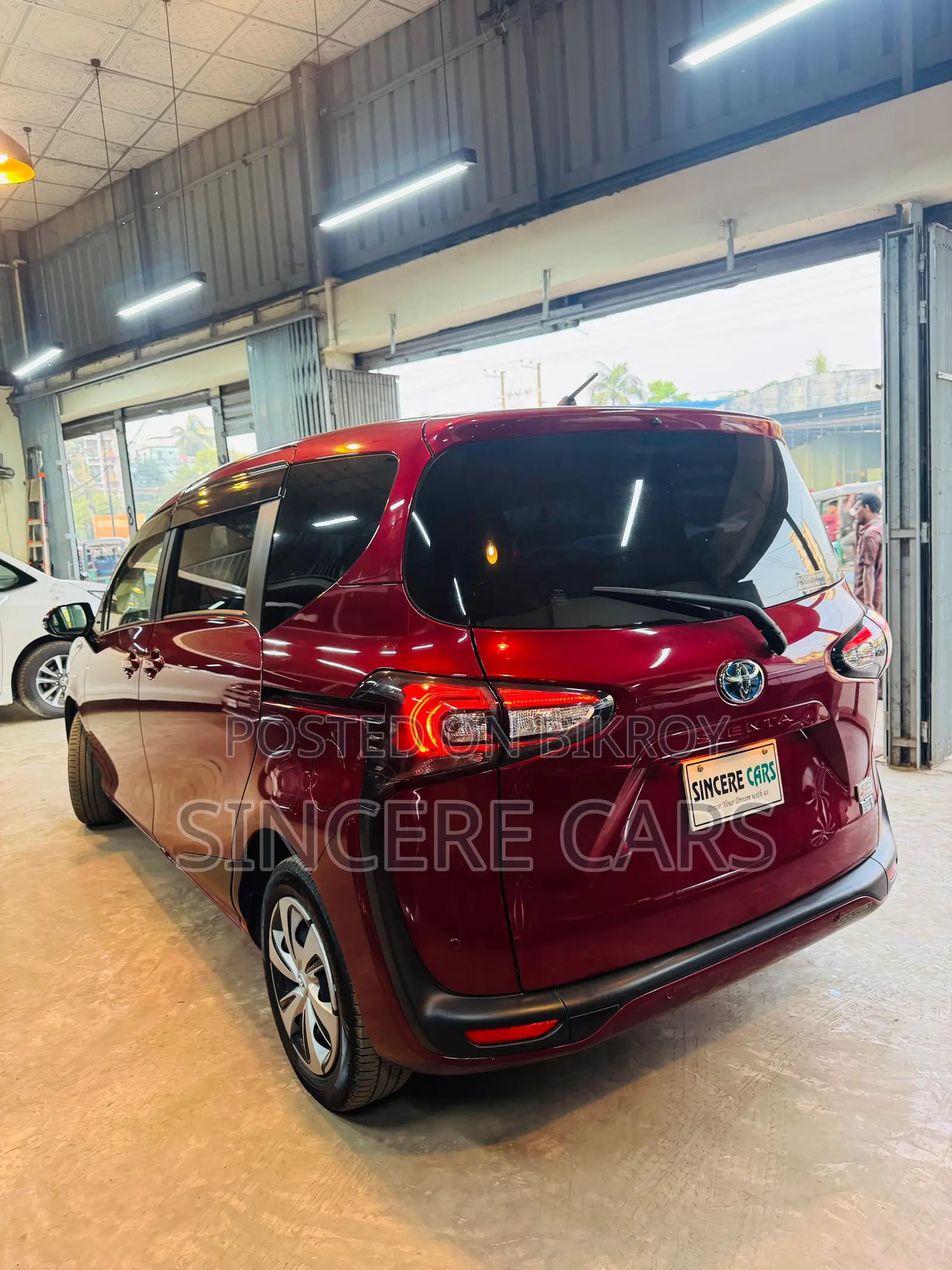 Toyota Sienta 2021 Red