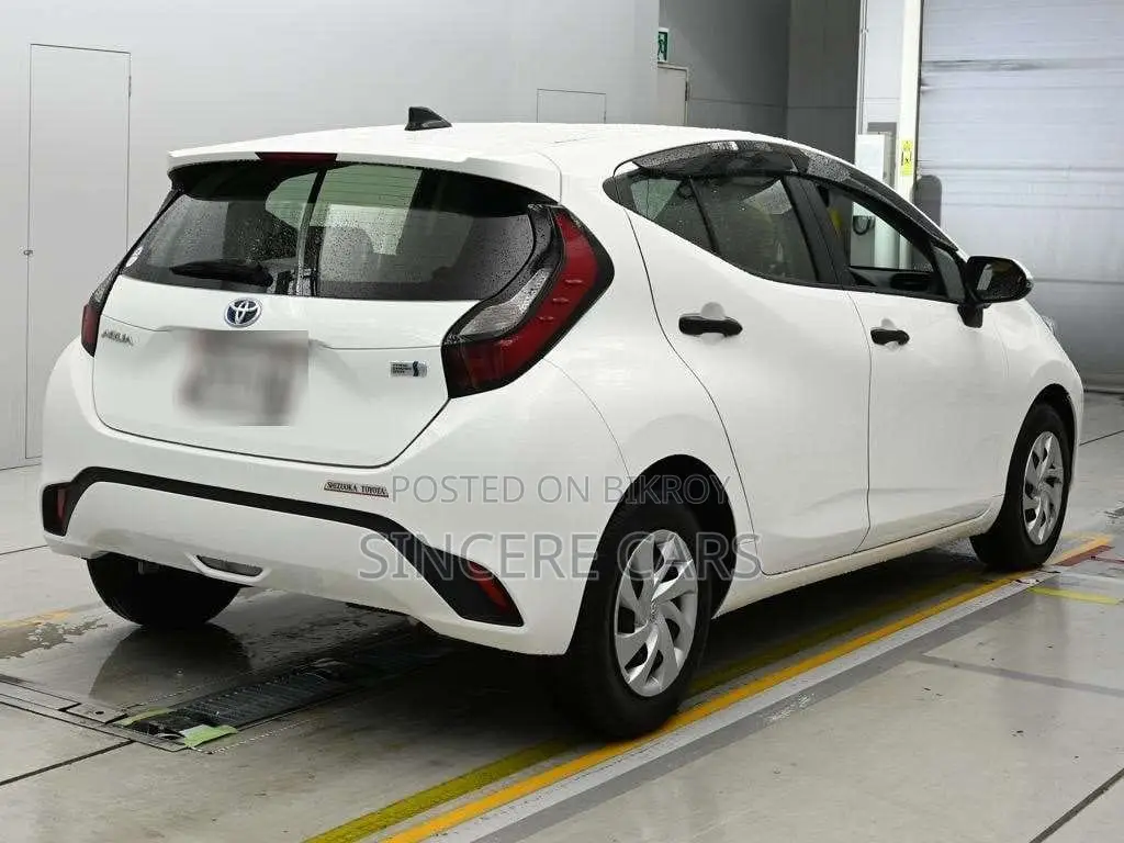 Toyota Aqua २०२১ সাদা