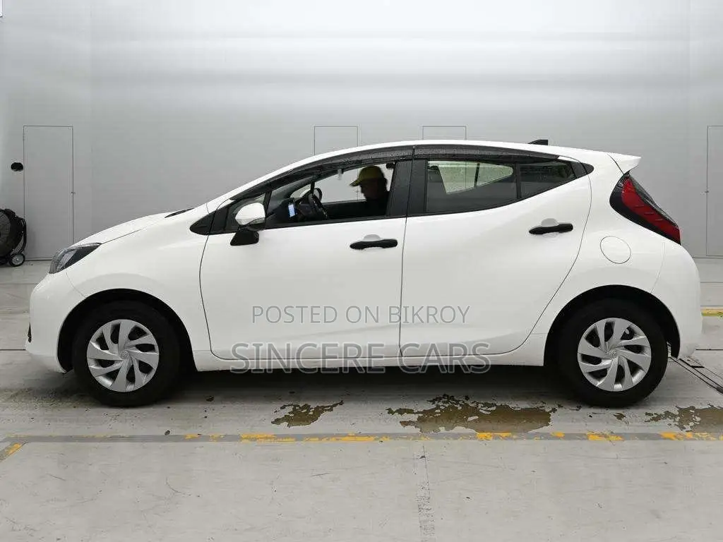 Toyota Aqua २०२১ সাদা