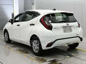 Toyota Aqua २०२১ সাদা