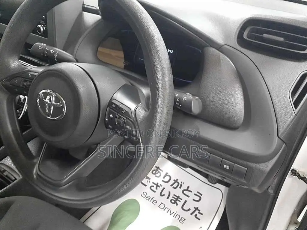 Toyota Aqua २०२১ সাদা