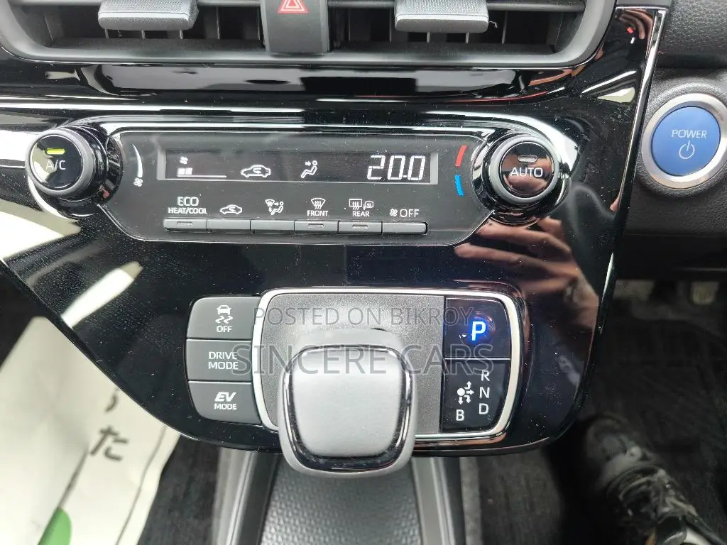 Toyota Aqua २०२১ সাদা