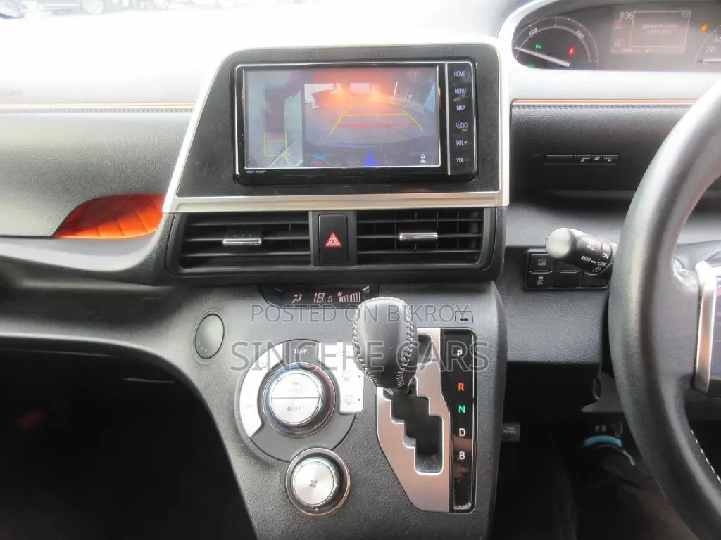 Toyota Sienta 2021 Red
