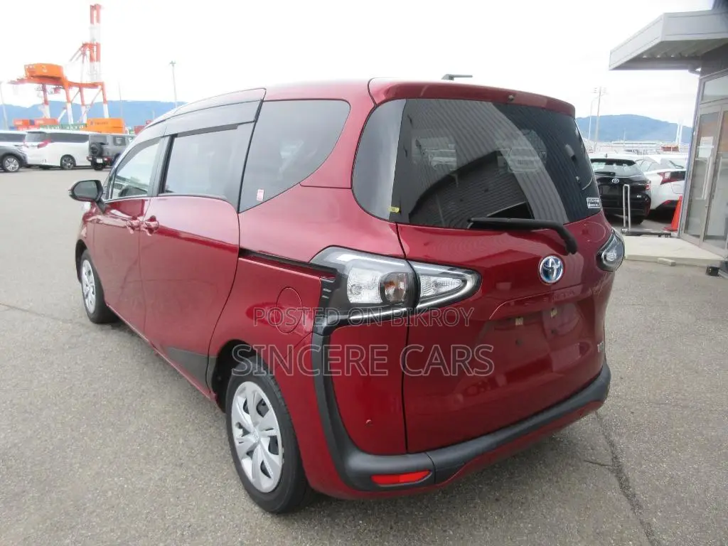 Toyota Sienta 2021 Red