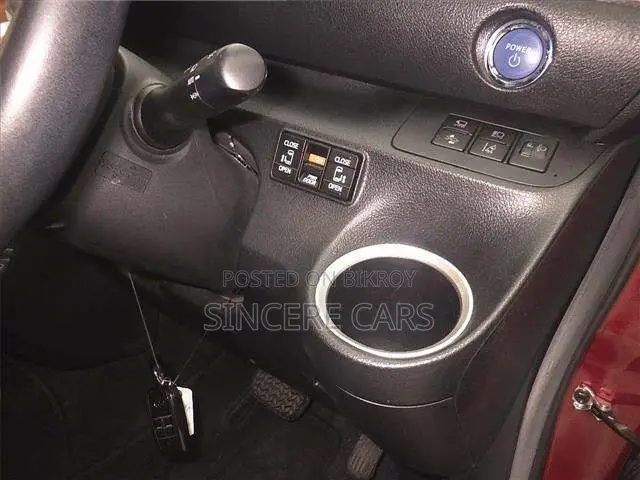 Toyota Sienta 2021 Red