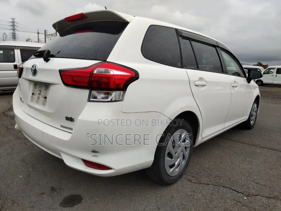 Toyota Corolla Fielder 2021 White
