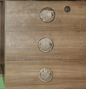 একটি পুরাতন স্টাডি টেবিল