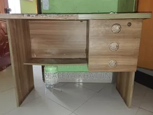 একটি পুরাতন স্টাডি টেবিল