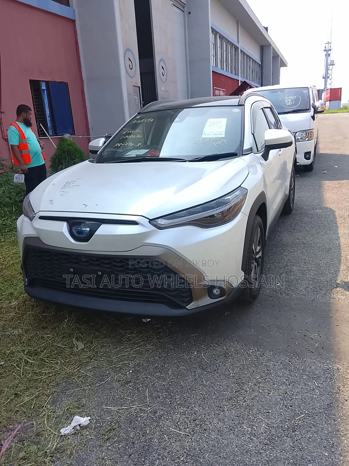টয়োটা করোল্লা ক্রস ১.৮ হাইব্রিড ফোর হোয়াইট ড্রাইভ ২০২২ পার্ল
