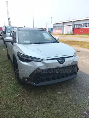 টয়োটা করোল্লা ক্রস ১.৮ হাইব্রিড ফোর হোয়াইট ড্রাইভ ২০২২ পার্ল
