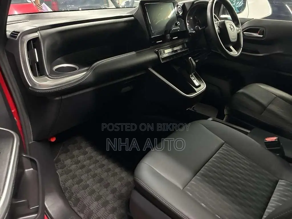 Toyota Noah 2022 Red