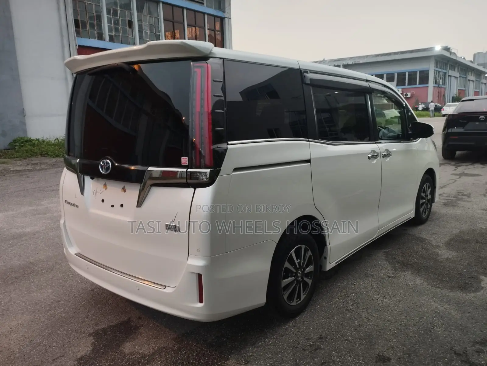 Toyota Esquire 1.8 Front-Wheel Drive Hybrid (7 Seater) 2021 Pearl