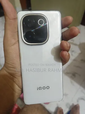 আইকিউওও ২৫৬ জিবি হোয়াইট