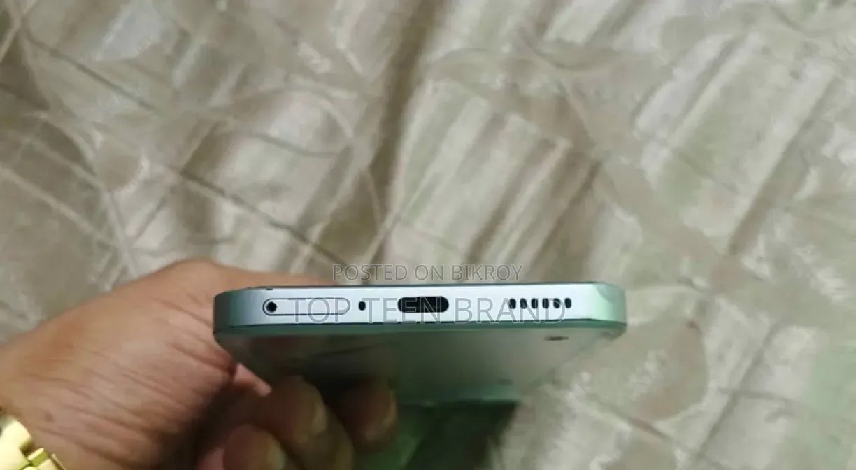 টেকনো পোভা ৭ প্রো ৫জি ২৫৬ জিবি সাদা