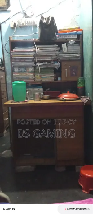 পড়ার টেবিল