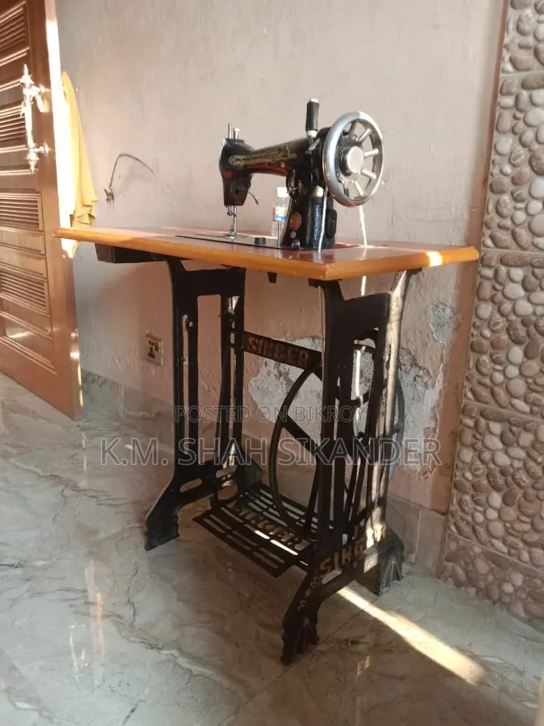 স্ট্যান্ডসহ সিঙ্গার সেলাই মেশিন