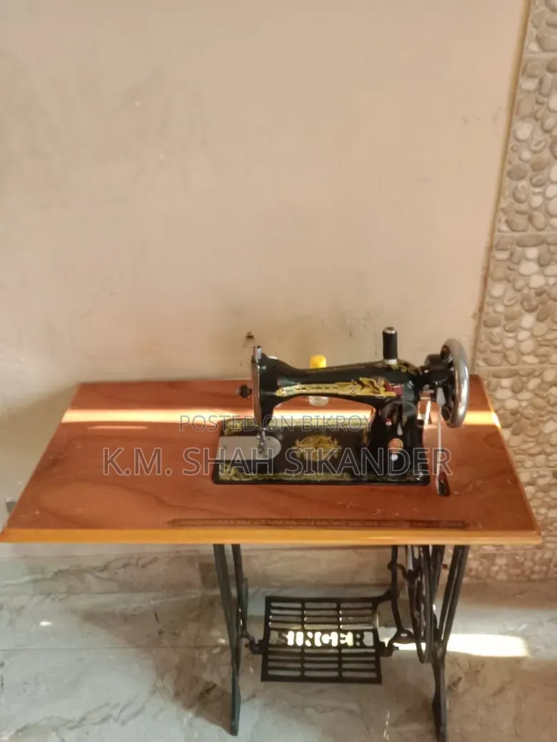 স্ট্যান্ডসহ সিঙ্গার সেলাই মেশিন