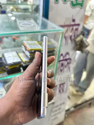 মোবাইল ফোন ১২৮ জিবি সাদা