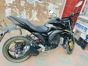 সুজুকি জিক্সার ২০২৫ কালো