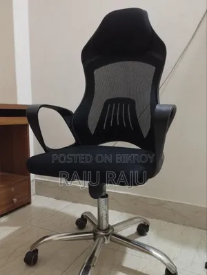 কম্পিউটার টেবিল এবং চেয়ার