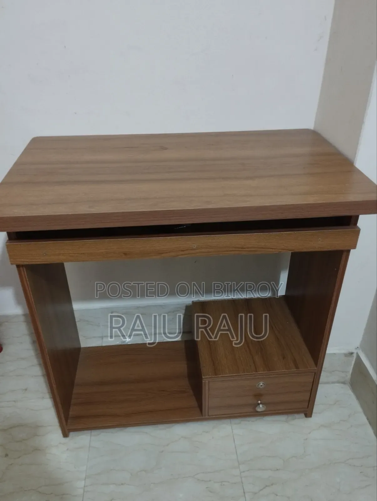 কম্পিউটার টেবিল এবং চেয়ার