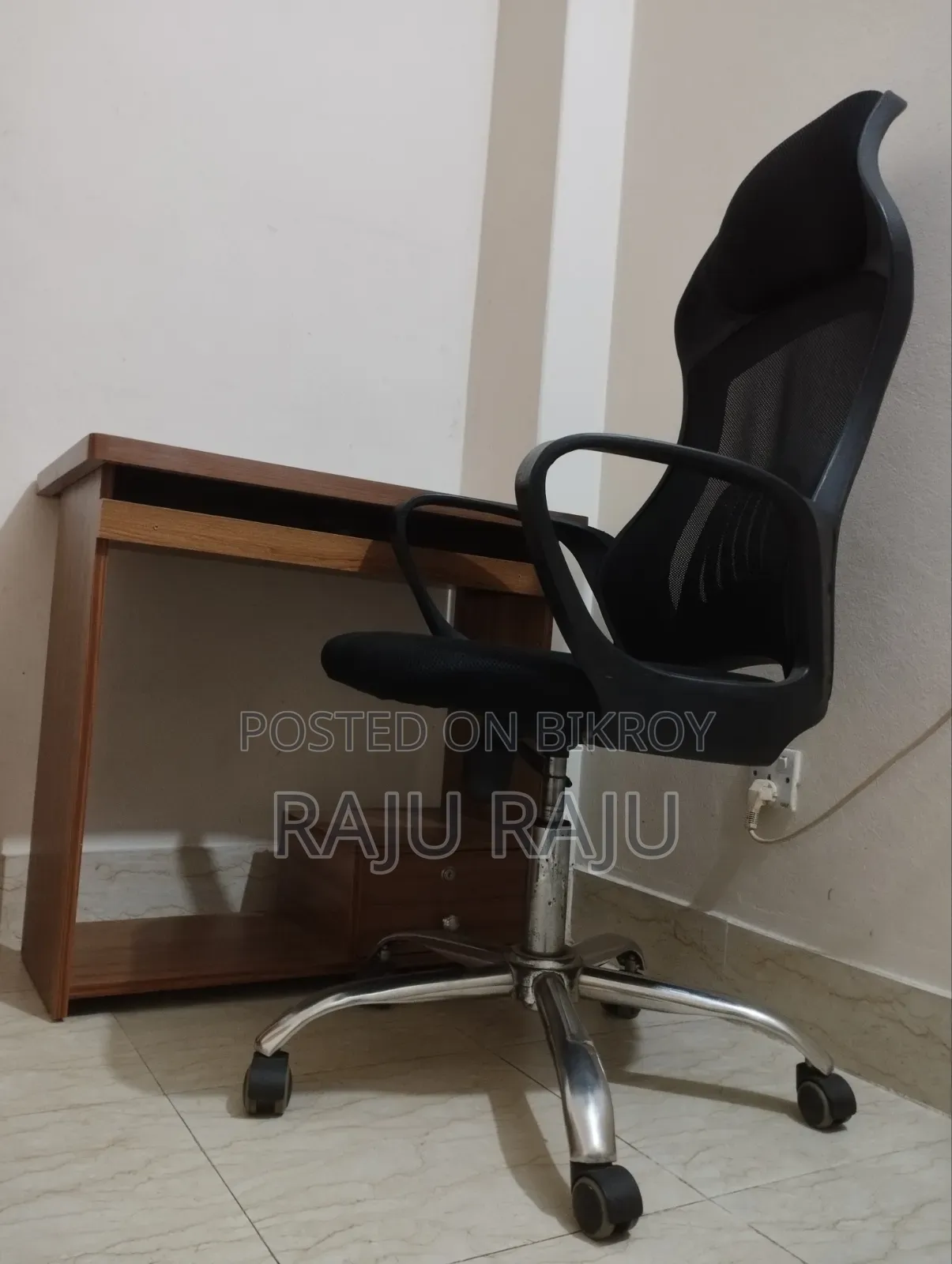 কম্পিউটার টেবিল এবং চেয়ার