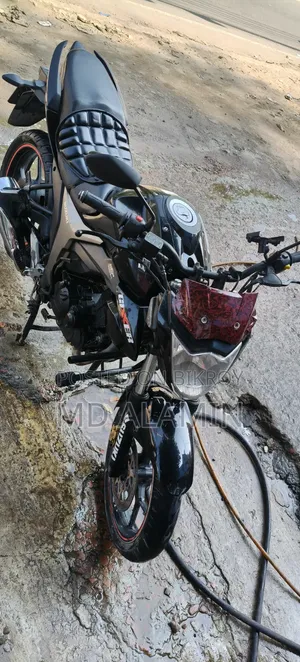 সুজুকি গিক্সার ২০২১ কালো