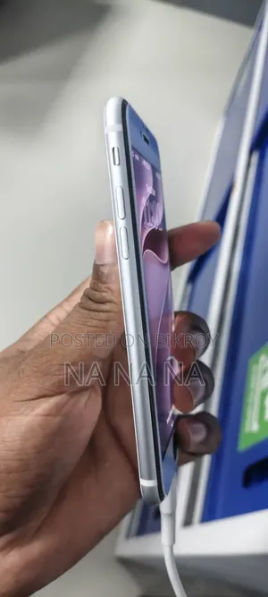 অ্যাপল আইফোন এসই (২০২০) ১২৮ জিবি হোয়াইট