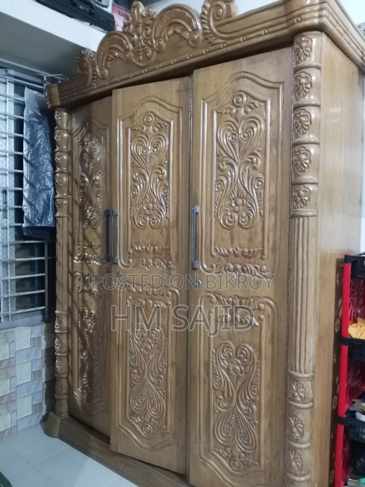 আমি একটি সেগুন কাঠের আলমারি বিক্রি করব