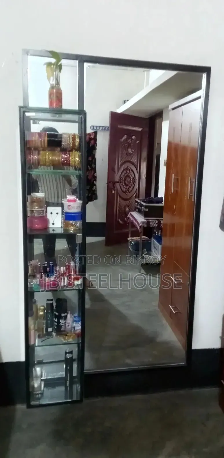 ওয়াল মাউন্টেড ড্রেসিং টেবিল