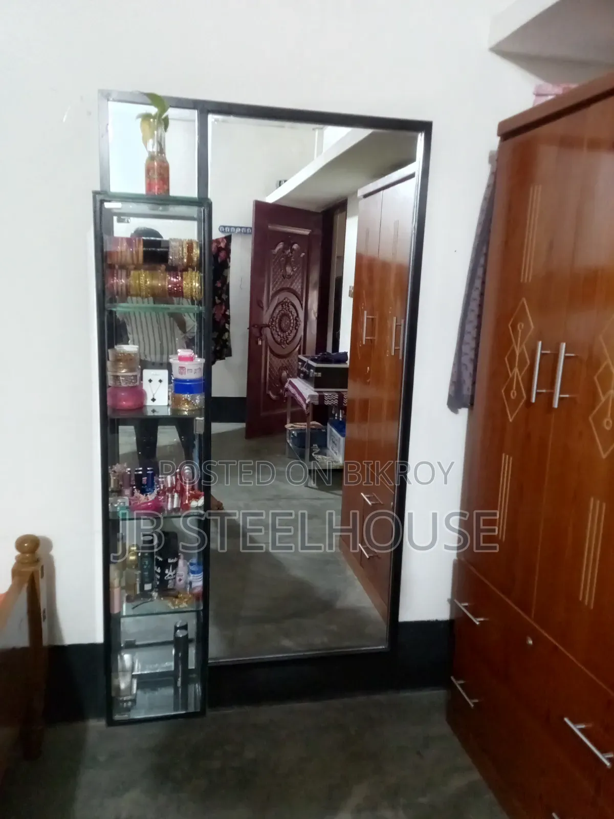 ওয়াল মাউন্টেড ড্রেসিং টেবিল