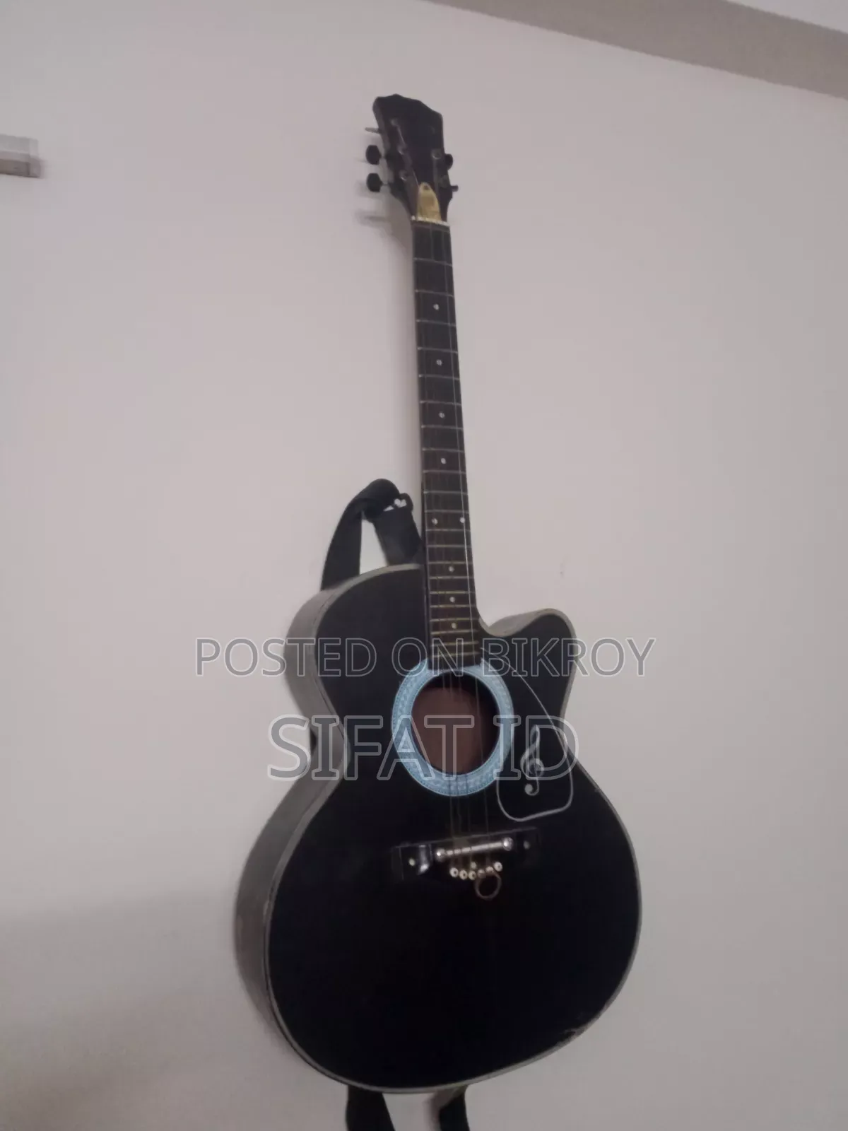 বিক্রির জন্য গিটার