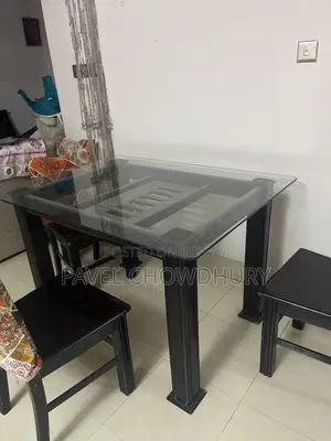 ডাইনিং টেবিল