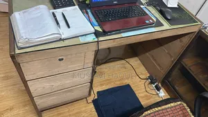 অফিস টেবিল